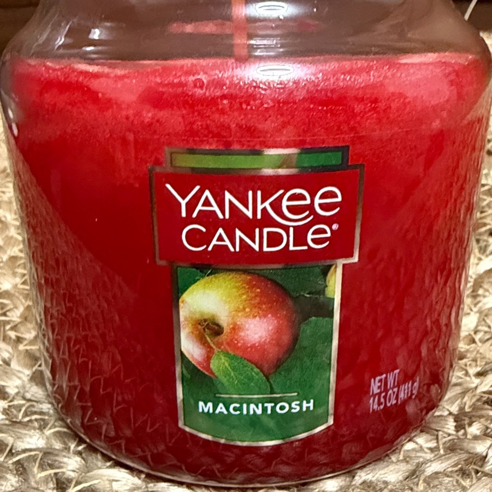 Yankee Candle Macintosh in Bold Red
